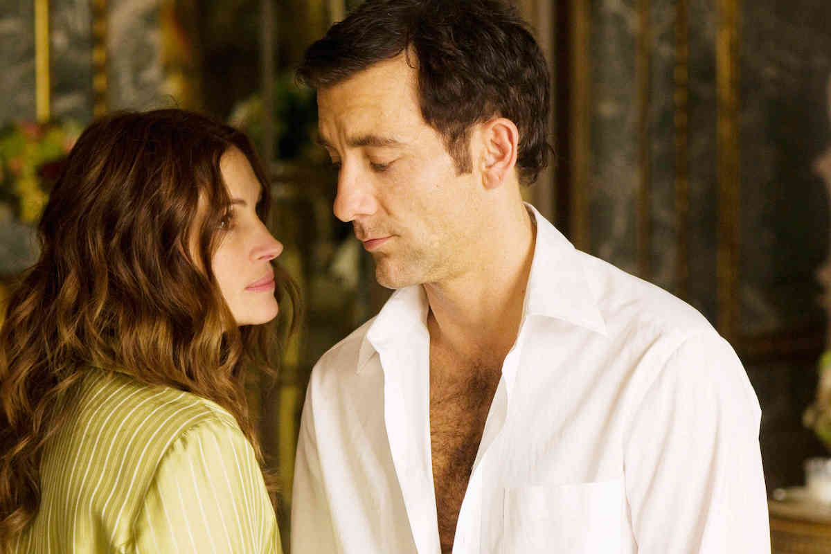 Still image of Julia Roberts and Clive Owen in the film Duplicity
